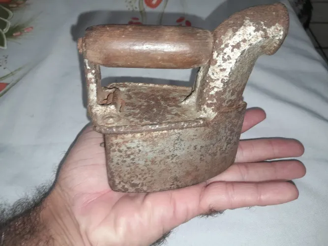 Mini ferro de passar roupa antigo