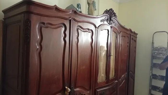 Guarda roupa de madeira antigo .