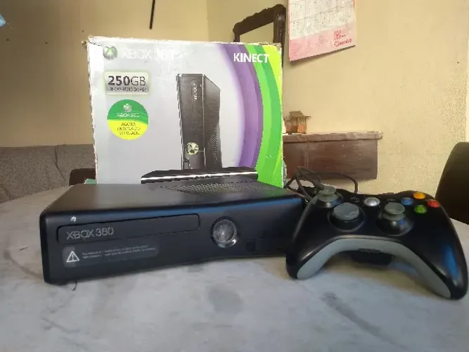 Xbox 360 destravado, com Kinect e 2 controles e 2 jogos .