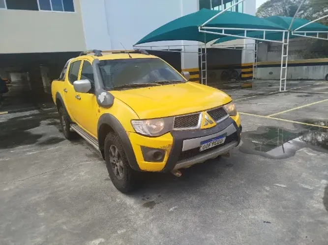 Mitsubishi L200 Triton Savana 3.2 CD TBI Dies. Mec. 2013
