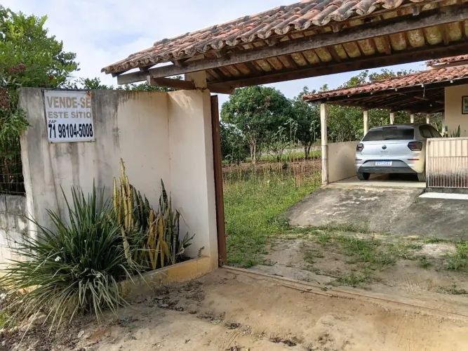 Vendo Sítio com Área ampla pra plantações e diversas já plantada com 2 casas construídas.