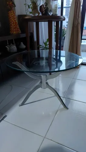 MESA DE CENTRO COM TAMPO DE VIDRO BISOTADO E BASE DE ALUMÍNIO FUNDIDO - PEÇA ÚNICA