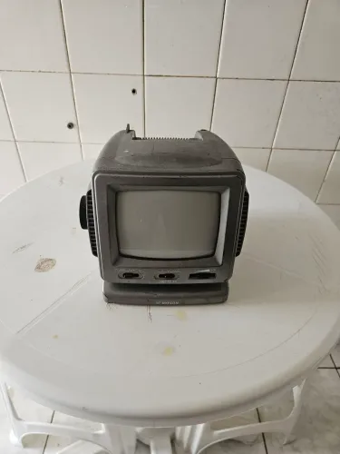Tv analogica preto e branco portátil antigo 