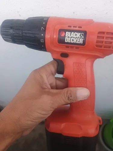 Vendo Furadeira e parafusadeira Black and Decker e acessórios