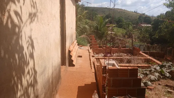 Meio lote com casa construída