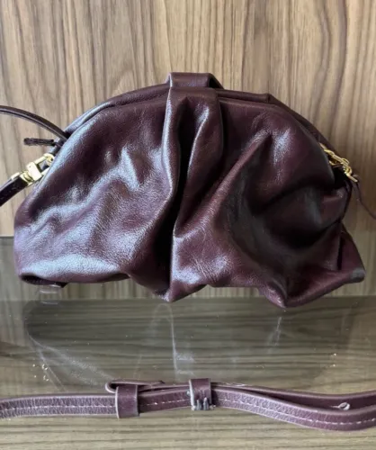 Bolsa SCHUTZ couro marrom café clutch e alça transversal pequena