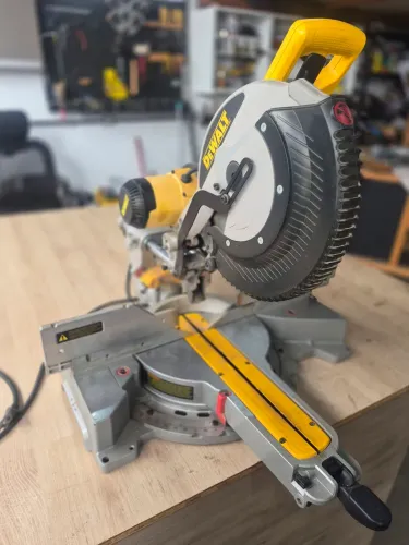 ?Serra Meia Esquadria DeWalt DWS780 Telescópica 12" - Usada