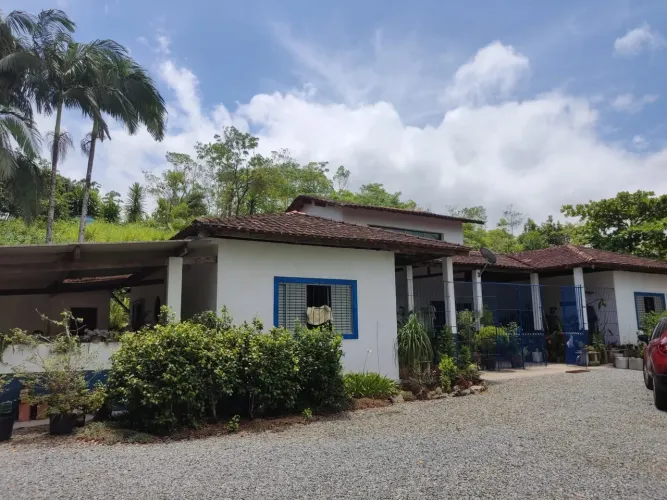 Sitio produtivo com 8 hectares em Iguape/SP - porteira fechada com maquinário e clientes