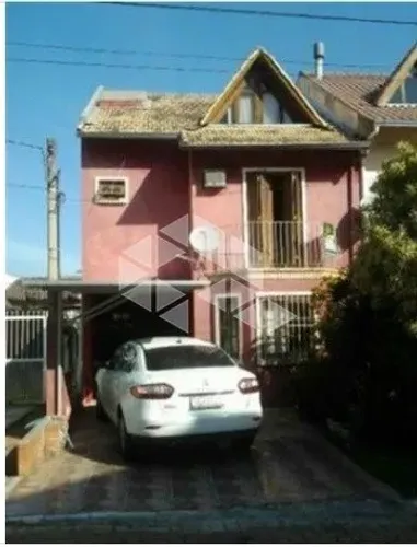 Casa localizada em condomínio fechado no Guarujá.