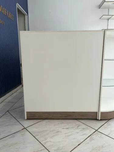 Balcão para loja cor branca com detalhe em carvalho