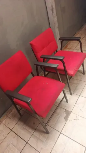 Cadeiras vermelhas com detalhes de uso