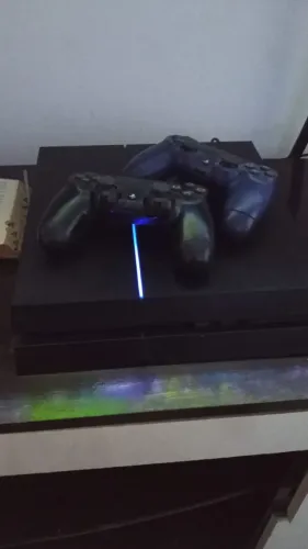 Vendo um Ps4 dois controles 