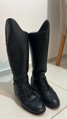 Bota em Couro tamanho 40 