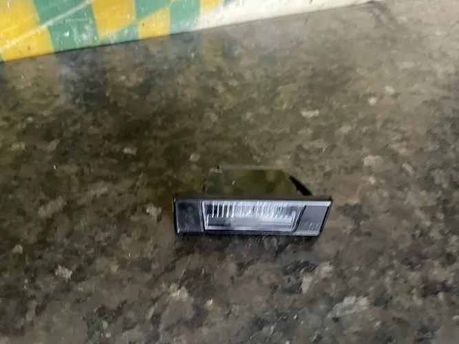Luz de placa Nissan Kicks sense 2024