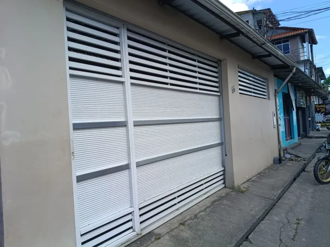 Portão de correr em alumínio