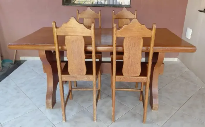 Mesa  Maciça de Angelim-Pedra com 04 cadeiras - Muito Resistente e Linda 