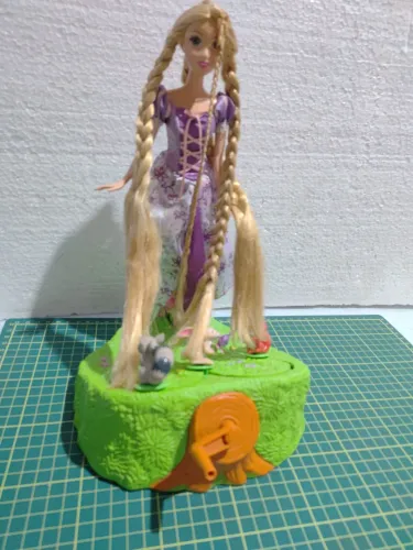Boneca Rapunzel com animais e roda trançadora.