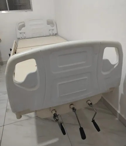Cama hospitalar articulada (3 manivelas).