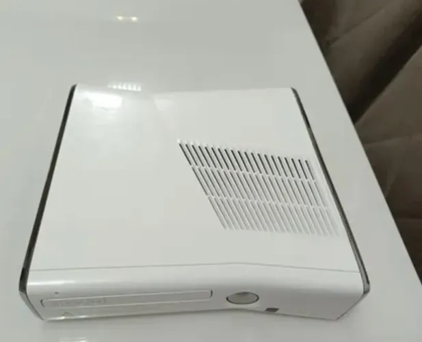 Xbox 360 slim com kinect desbloqueado 2 controles + jogo Kinect adventures