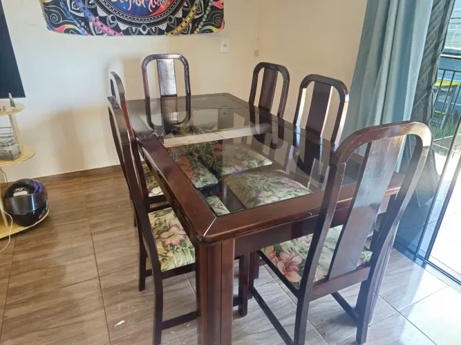 Mesa de jantar de vidro com 6 cadeiras