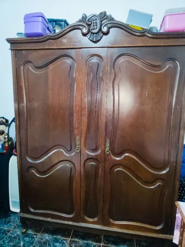 Vende se guarda roupa de madeira pura original