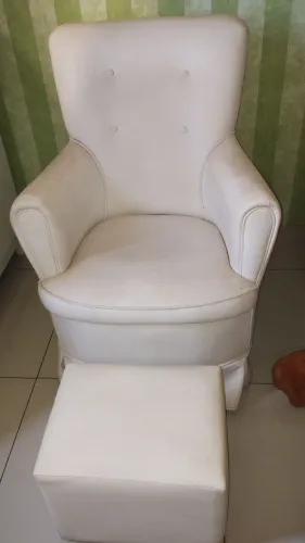Poltrona de amamentação com banqueta