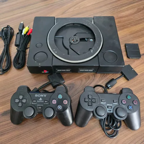 PLAYSTATION 1 FAT MODIFICADO (LEITOR EXCELENTE) + 2 CONTROLES