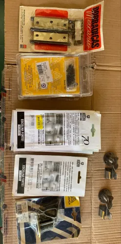 Conjunto de dobradiças e fixadores de portas