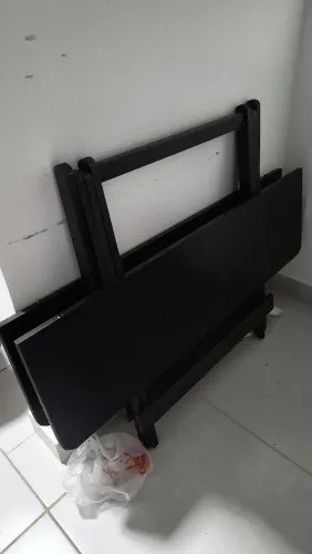 Mesa de madeira acompanha 4 cadeiras