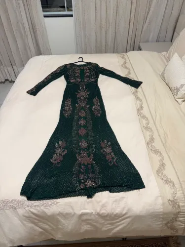Vestido Longo Sereia Verde Esmeralda Bordado em Pedrarias - Peça Exclusiva de Dubai