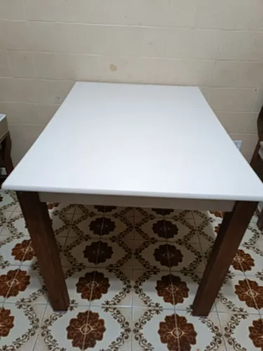 Vendo mesa com 4 cadeiras