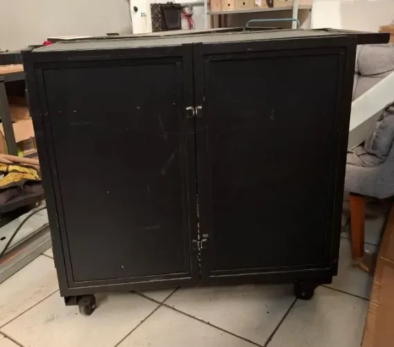 Rack metálico para equipamentos eletrônicos / telecom / servidor com ventilação e tomadas