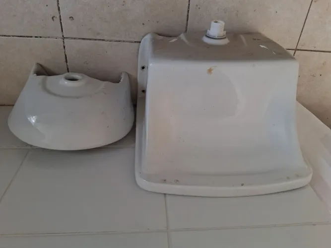 Pia de banheiro e pia Tanquinho.