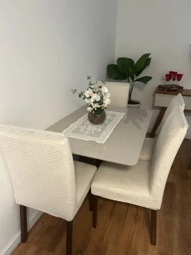 Vendo mesa 4 cadeiras com tampo de vidro off white e cadeiras e linho e pés de madeira