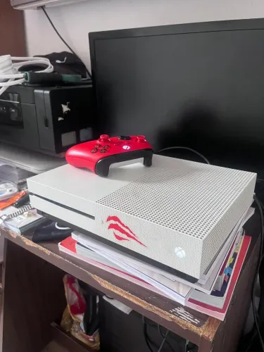 Xbox one S - 365gb  controle vermelho - xbox série/one