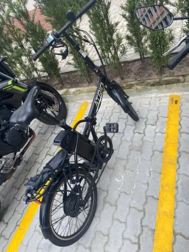 Bicicleta elétrica dobrável com defeito 