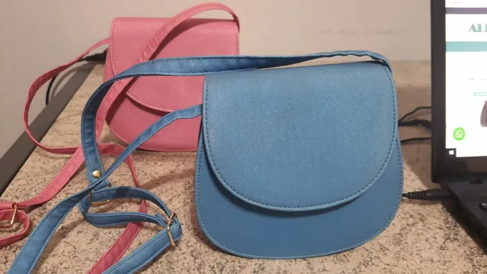 Duas bolsas em cetim metalizado