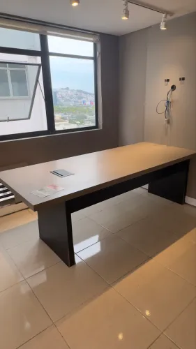 Vendo mesa para reunião usada