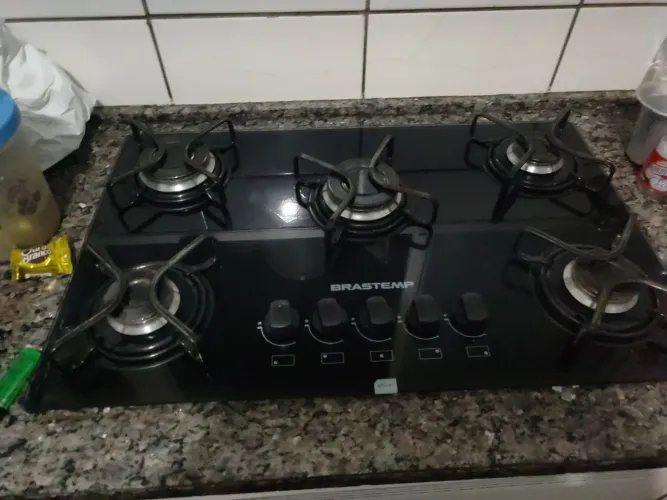 Cooktop Brastemp Active 5 bocas sendo duas bocas industriais e três bocas comum.