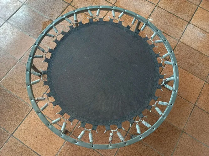 Mini cama elástica jump com avaria, porém usável 