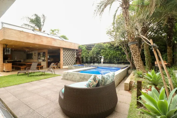 Casa de condomínio para venda possui 1.200 metros quadrados com 4 quartos.