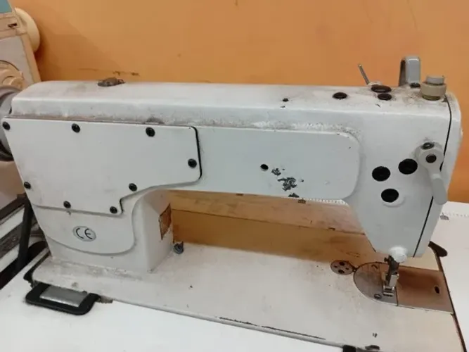 Máquina de Costura RETA INDUSTRIAL LÁ MAX