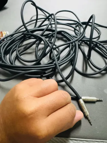 um cabo de áudio com conector P2 (3,5 mm)