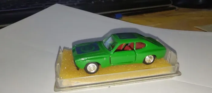 Carrinho Ford Capri Rallye de metal anos 80 esc. 1:66 colecionavel