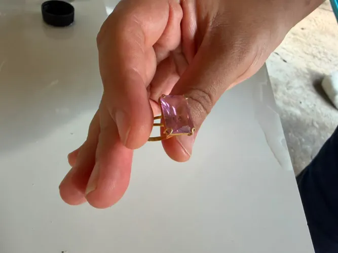 ? Anel de ouro com joia rosa ?