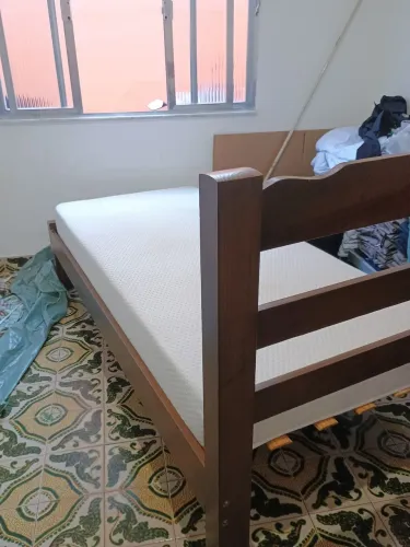 Vendo cama de solteiro usado seme Nova pouco uso com colchão hema