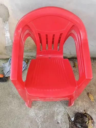 Cadeira e mesas plásticas