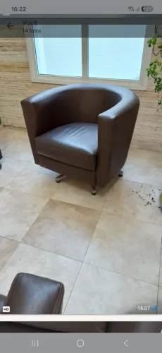 Aproveite o conforto desta poltrona giratória , nova