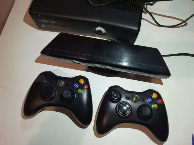 Xbox 360 com 2 manetes, Kinect Original (não é destravado)