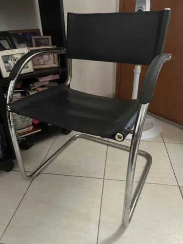 Cadeira Fixa Preta com Estrutura Cromada - Ótimo Estado